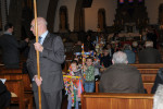 De kinderen komen in processie de kerk binnen